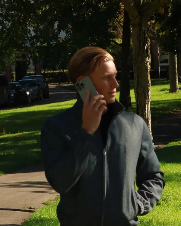 Jan Kalverdijk aan de telefoon