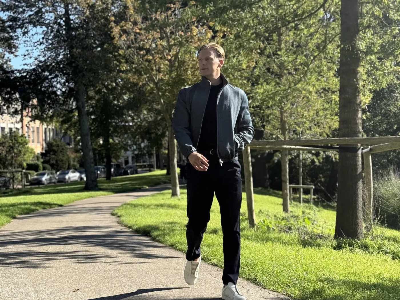 Jan Kalverdijk, oprichter van CoopHuis, wandelt in het park